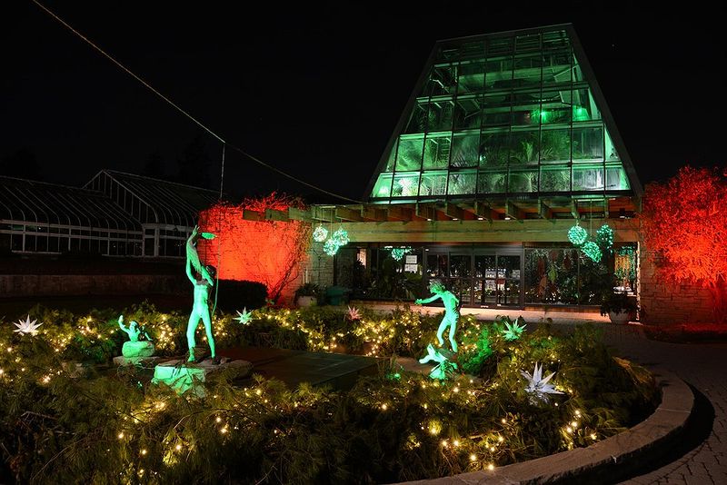 File:Niagara-Falls-Floral-Showhouse-At-Night.jpg
