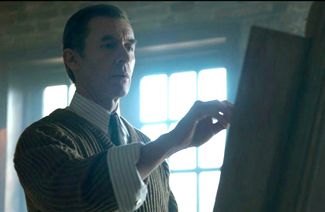 Paroni Lucian tutkimassa jalustalle asetettua filmikirjaa